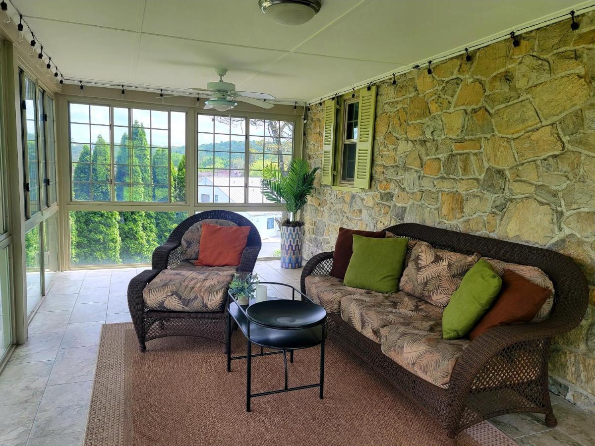 Downingtown Manor - 1900S Farmhouse With Creek Views Exterior foto